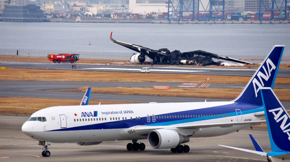 Zwei Flugzeuge. Eines ist abgebrannt.