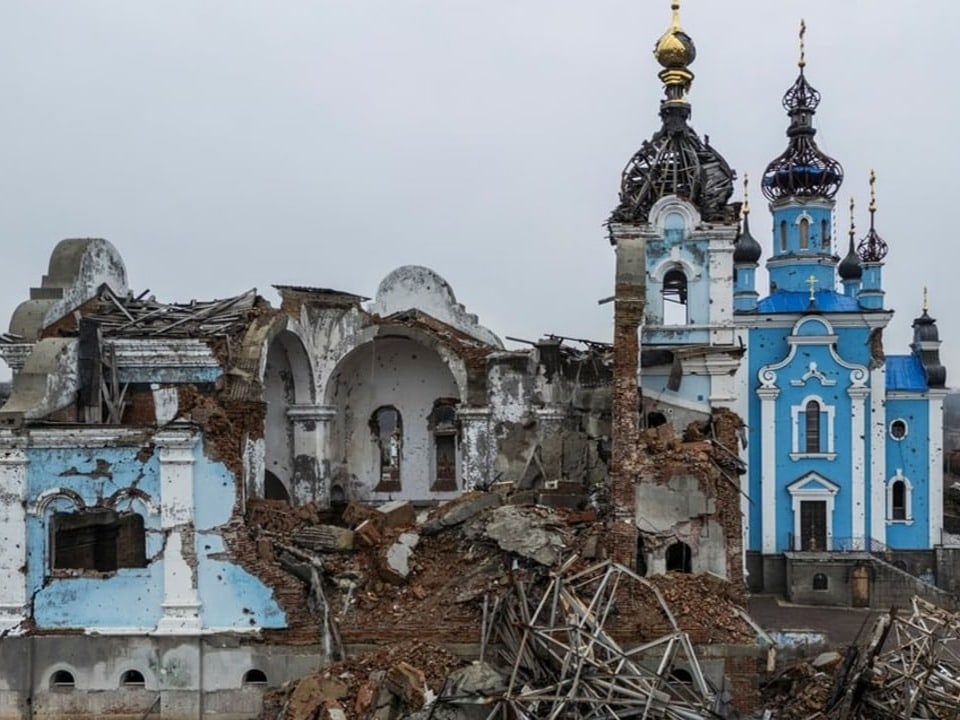 Schwer beschädigte orthodoxe Kirche.