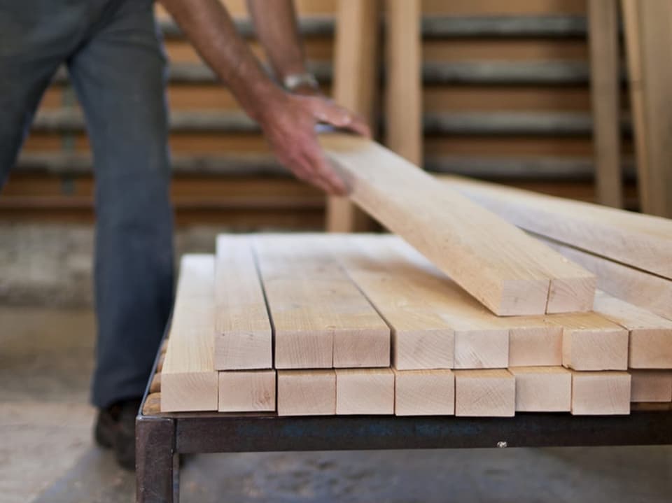 Im Werk werden aus Holz aus dem Jura gleich lange Latten geschnitten.