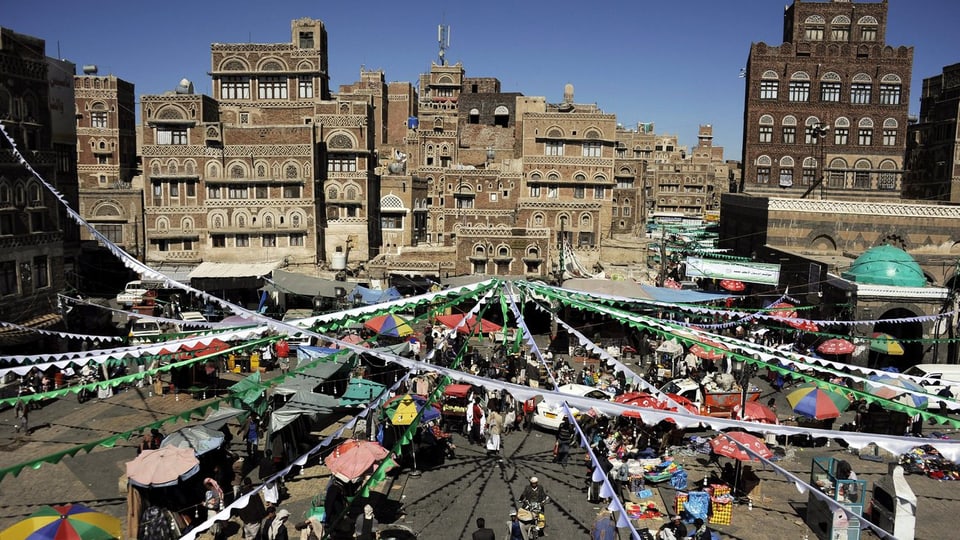 Altstadt von Sana'a mit farbigen Bändern dekoriert