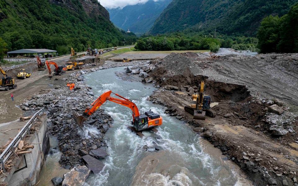 Mehrere Grossbagger arbeiten im und am Fluss.