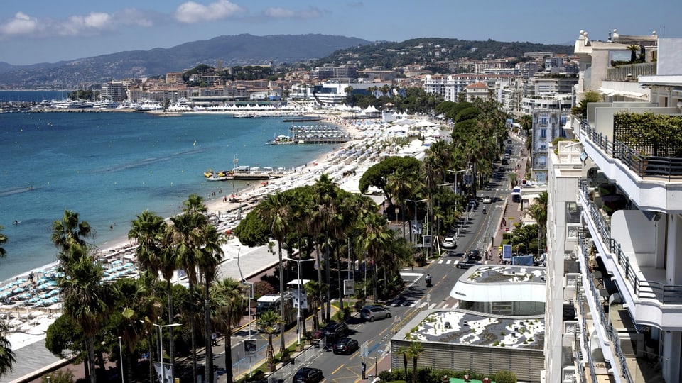 Croisette (Strandpromenade) in Cannes mit weissen Pavillons.