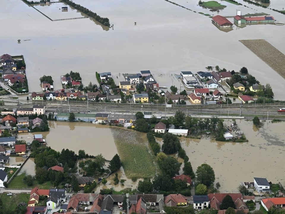 Luftbild einer überfluteten Ortschaft in Niederösterreich