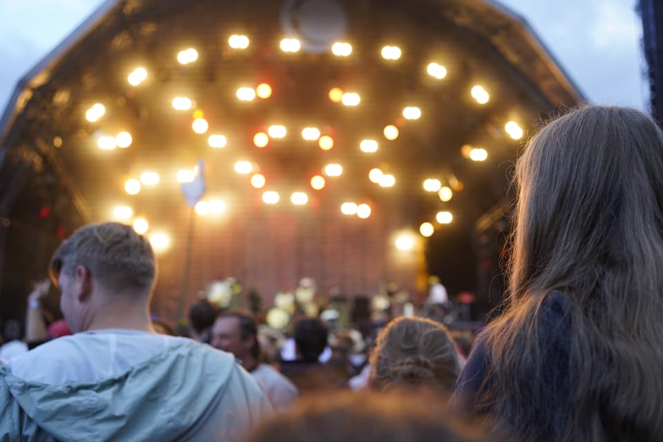 Aussicht aus dem Publikum auf die Bühne am Festival.