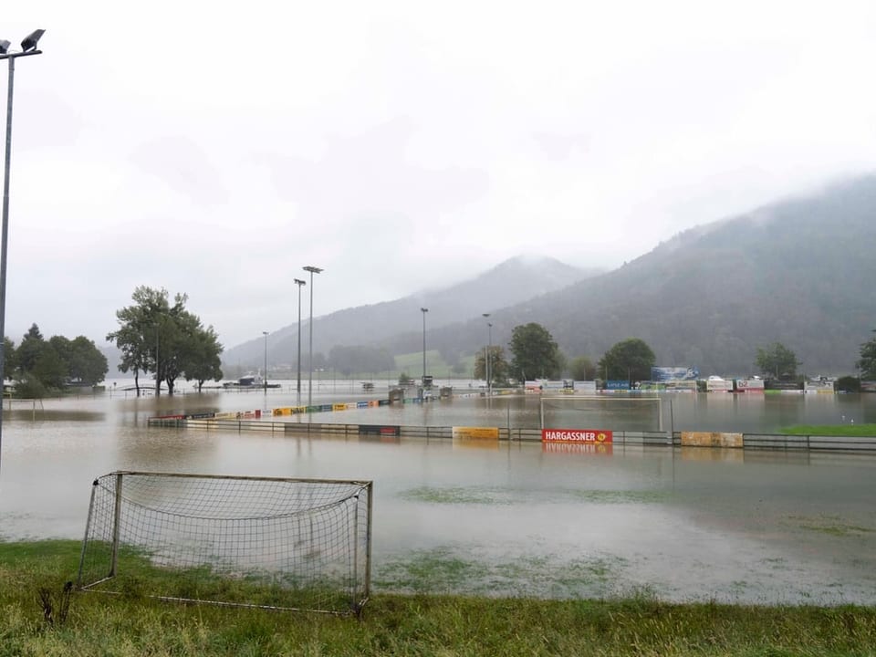 Überschwemmter Fussballplatz