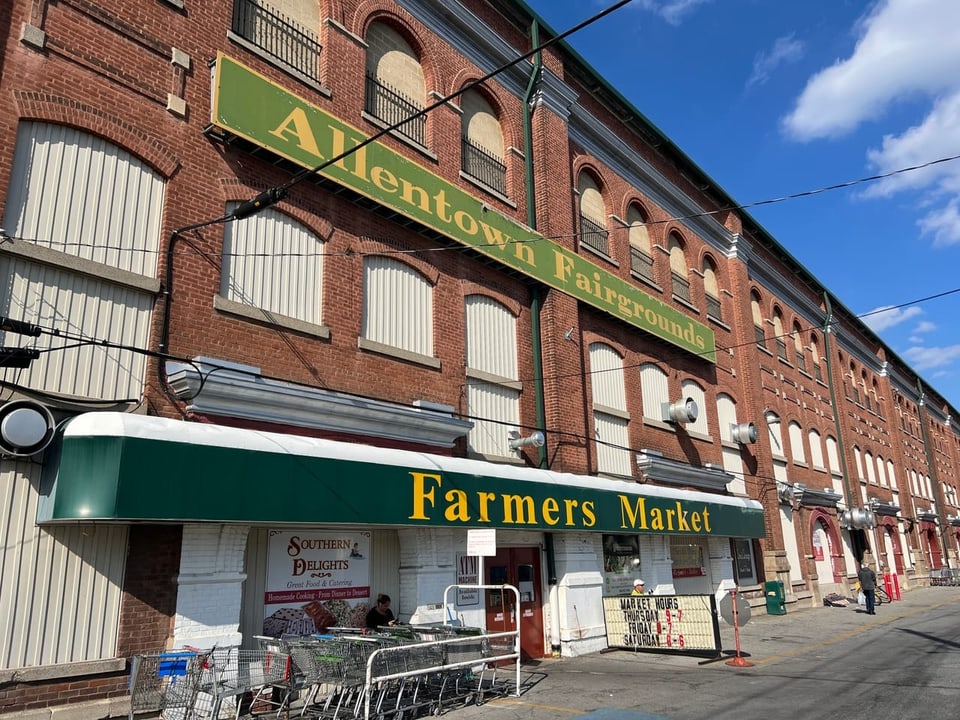 Backsteinbau mit Schildern Allentown Fairgrounds und Farmers Market.