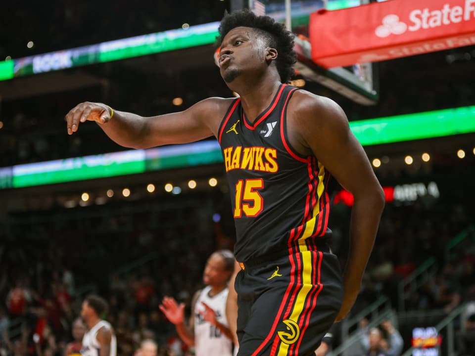 Basketballspieler in Hawks-Uniform auf dem Spielfeld.