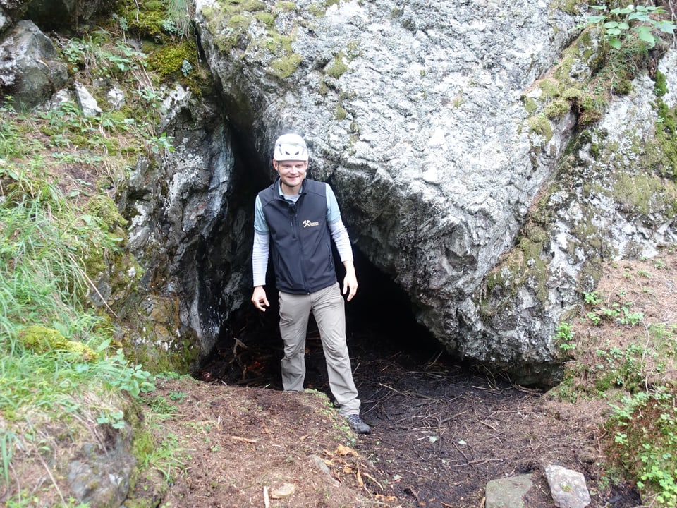 Rouven Turck, collavuratur scientific da l'universitad Turitg maina ils camps dals students d'archeologia che vegnan mintga stad en il Surses a far lur perscrutaziuns.