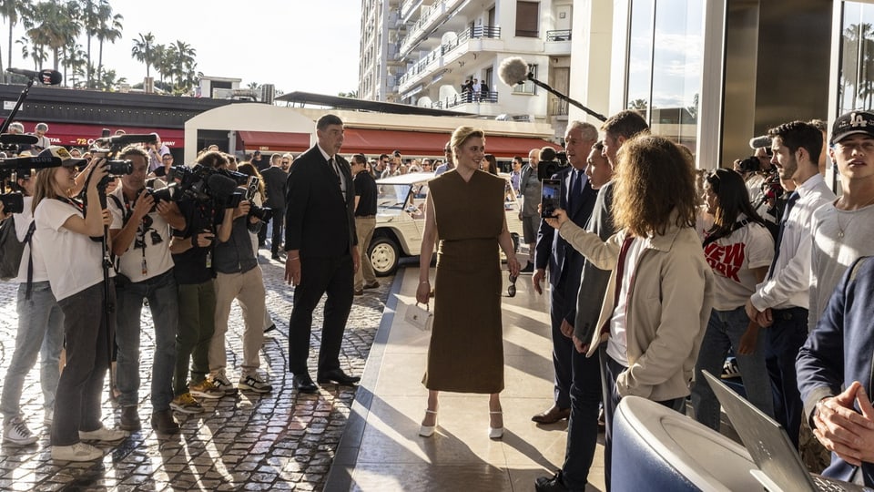 Sonnige Szene von Cannes vor Hotel, Ankunft von Greta Gerwig.