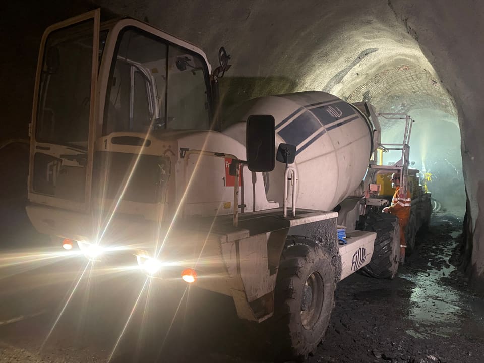 Impressiuns dal tunnel ch'è en construcziun.