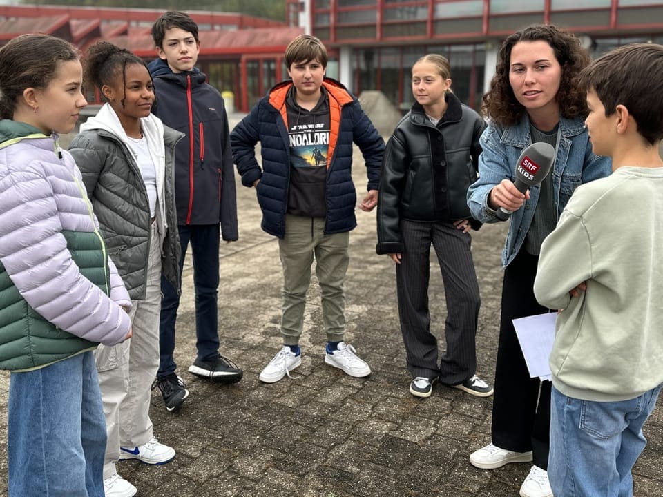 Kinderreporter Simon interviewt eine Gruppe von Kindern einer 7.Klasse aus der Kantonsschule Zug.