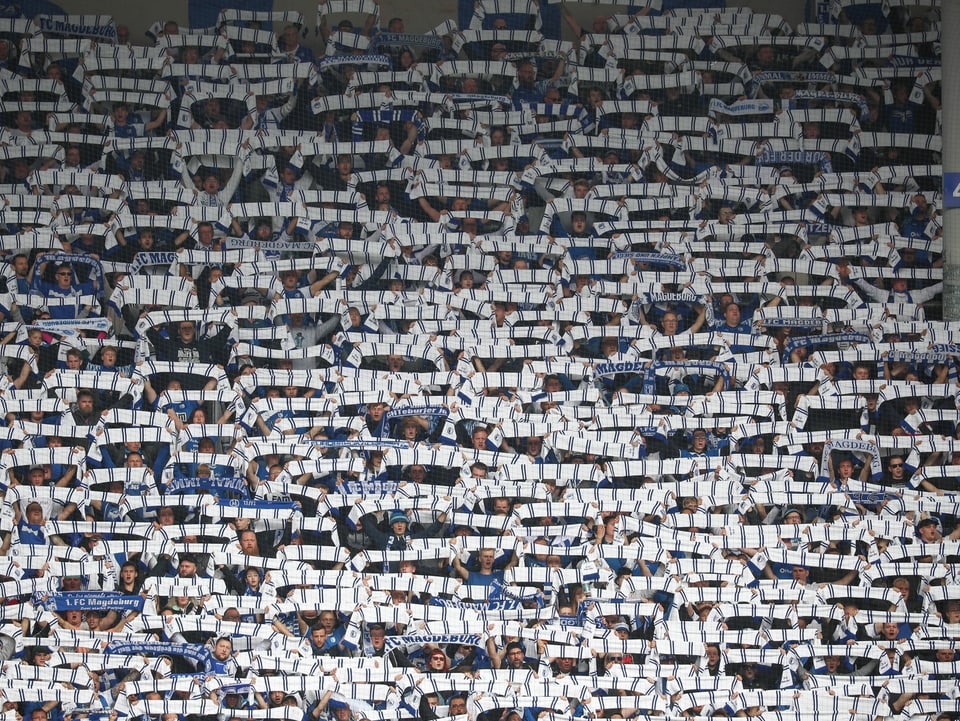 Magdeburg-Fans mit Schalparade