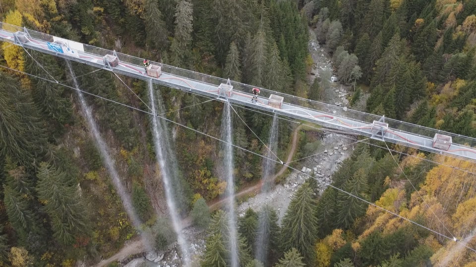 Am Ende des Tests ist das Wasser abgelassen worden, bei der längsten Hängebrücke Graubündens in Disentis. 