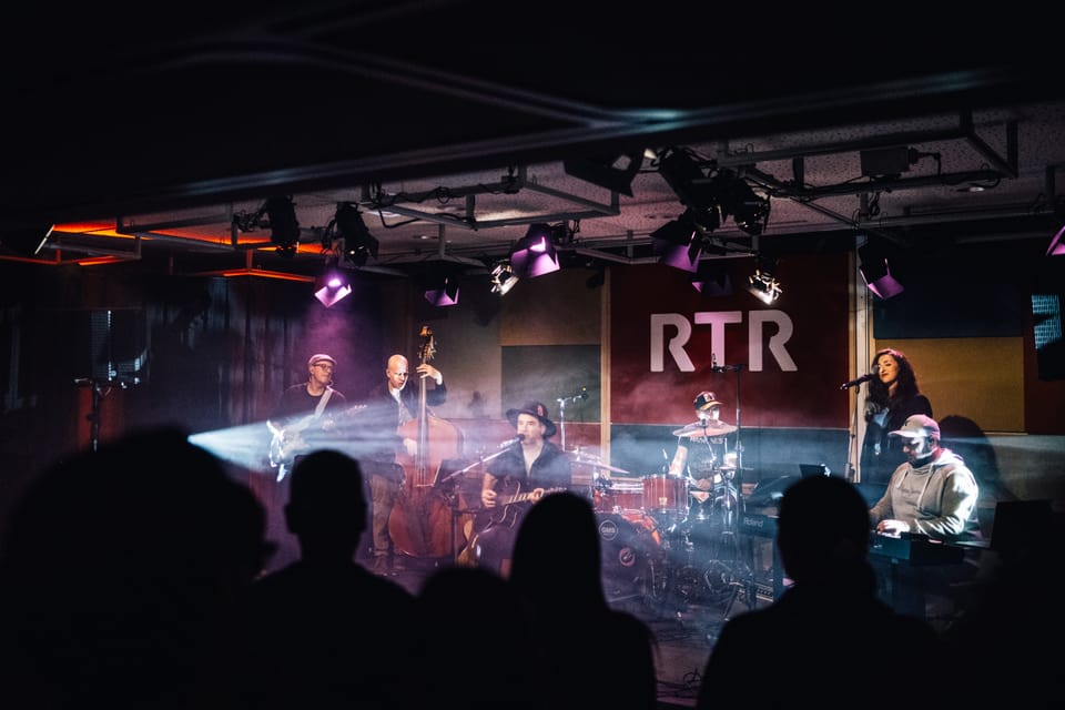 Live-Auftritt einer Band in einem Club mit Publikum.