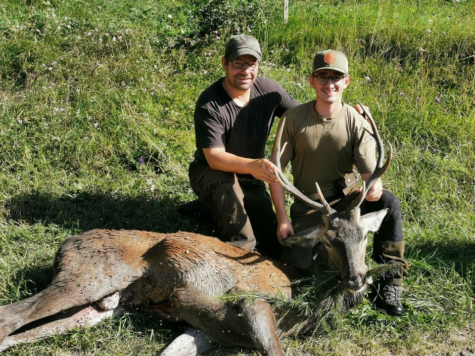 zwei Jäger mit achter Hirsch