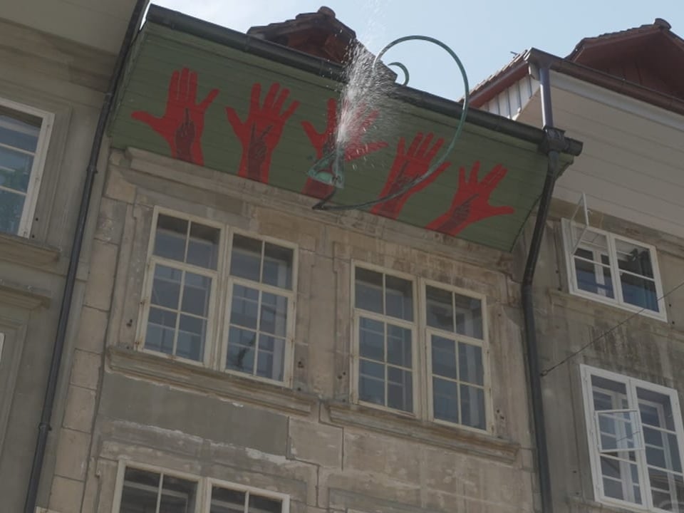 Altstadt-Haus von unten, unter dem Dach ist ein Wasserspeier installiert