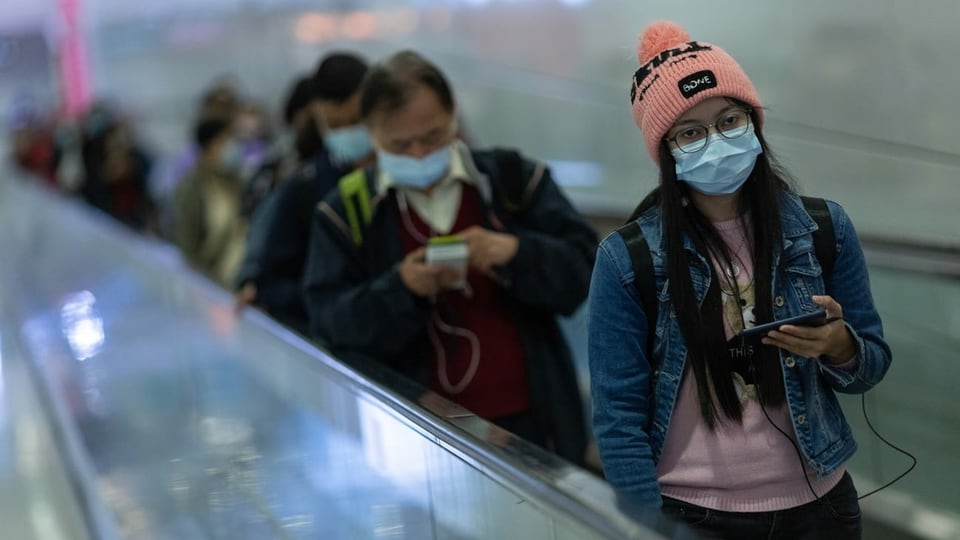 Purtret da chinais en ina metro che portan in schurmetg sur nas e bucca. 