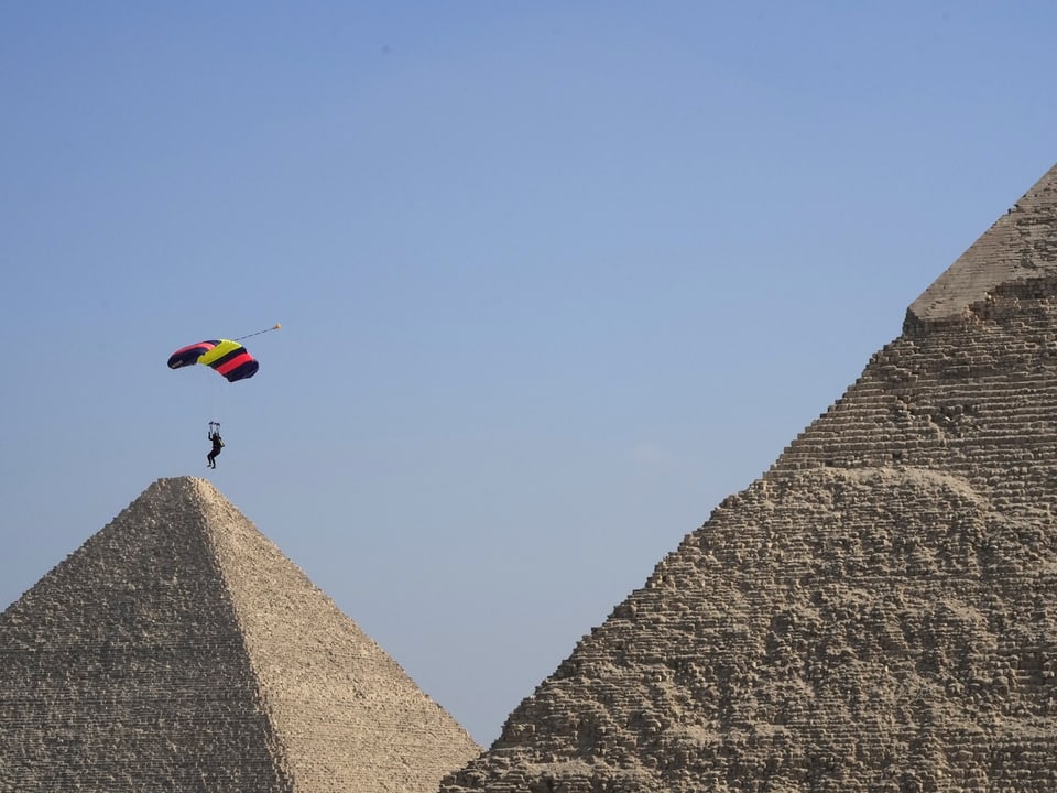 Fallschirmspringer über Pyramiden in Ägypten.