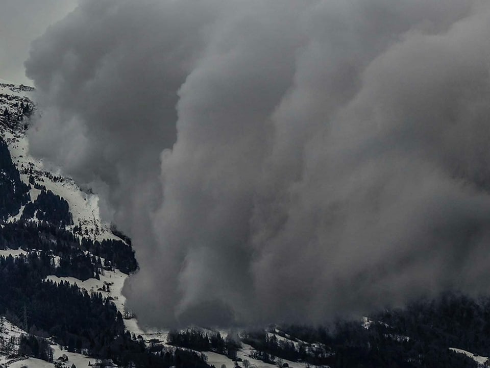 Wolkenwand über dem Tal