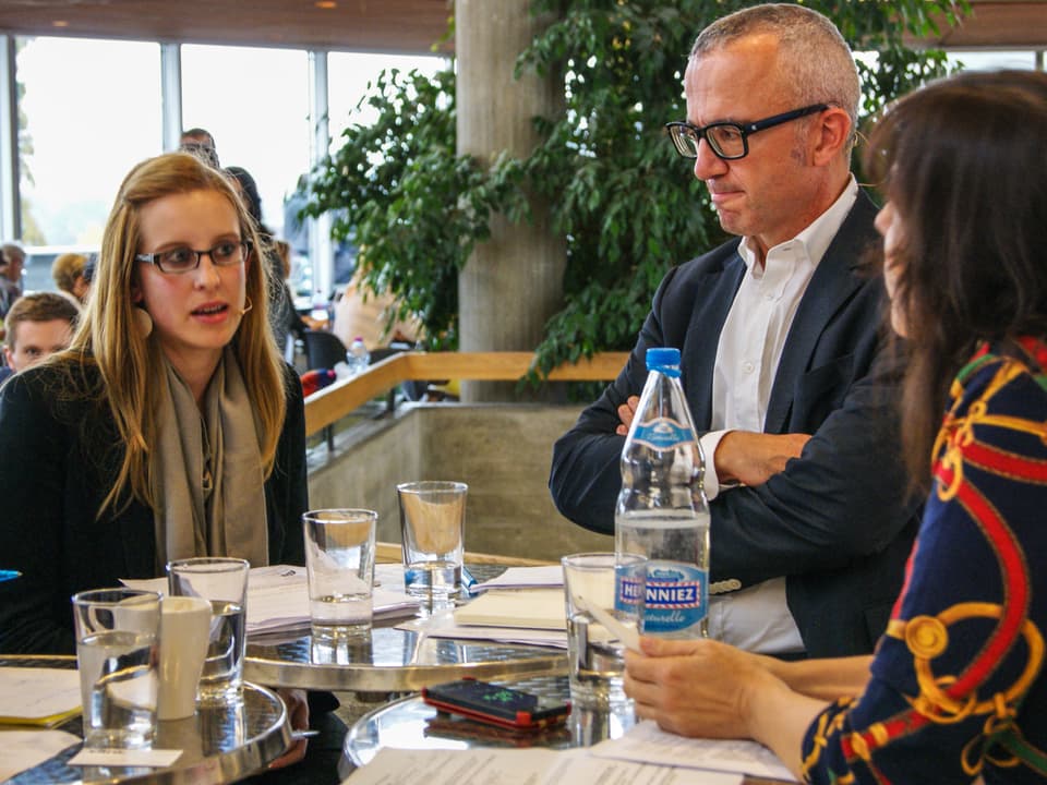 Hochschulabsolventin, Laura Schilliger und Personalverantwortlicher beim Möbelhersteller Vitra, Daniel Degen im Gespräch.