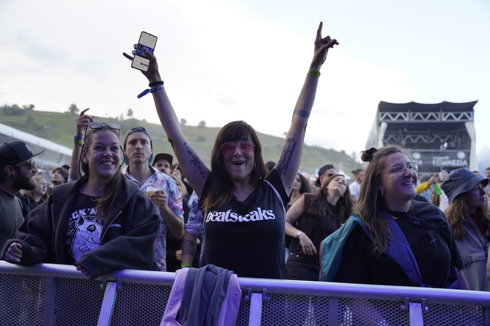 Das Publikum vor der Bühne am Festival in Degen.