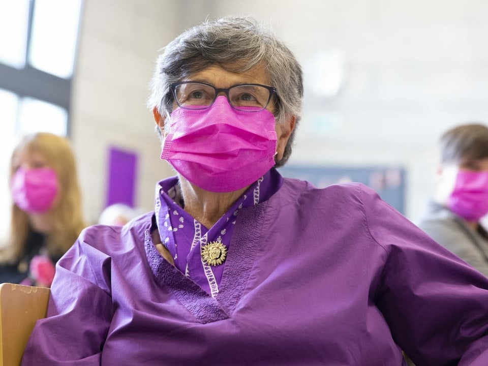 Ruth Dreifuss gekleidet in violett, die Farben der Frauenbewegung.