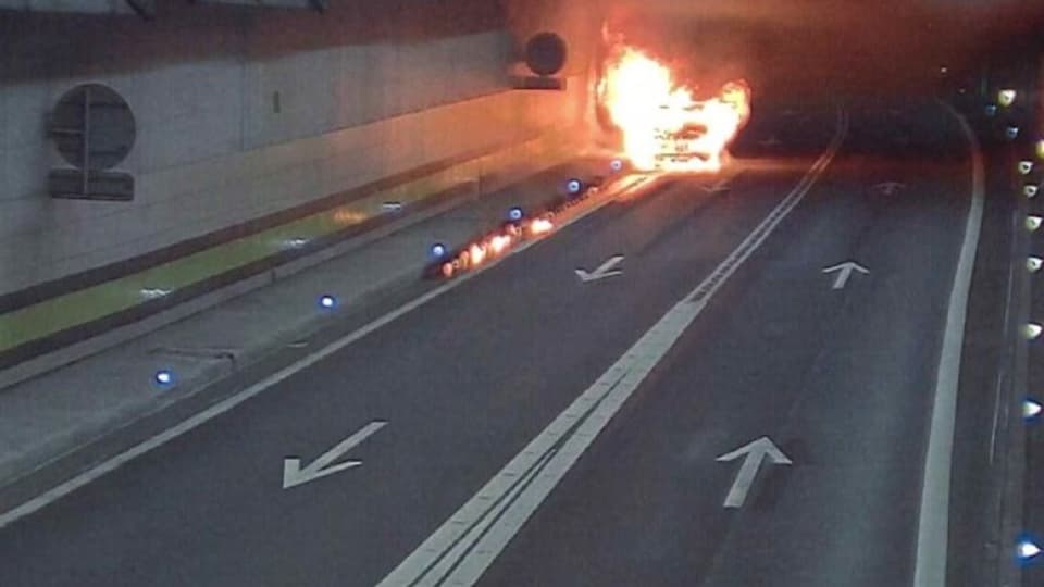 Ein brennendes Auto auf einer Strasse