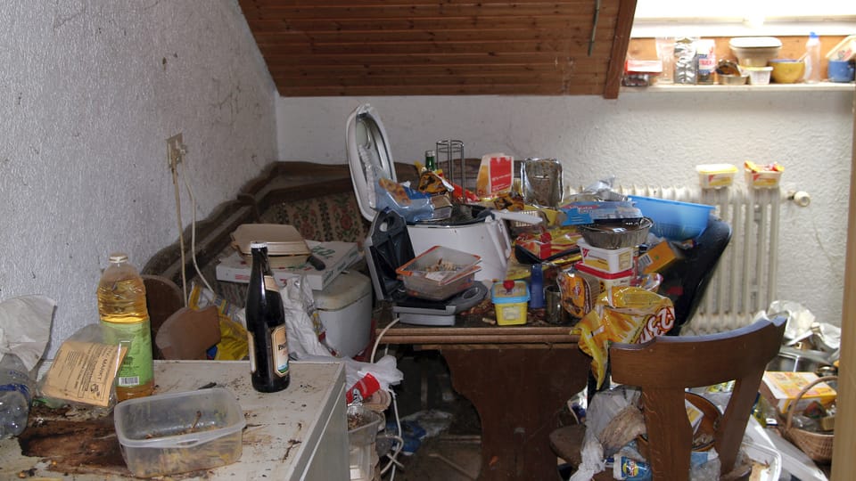 Messie-Küche mit viel Müll.