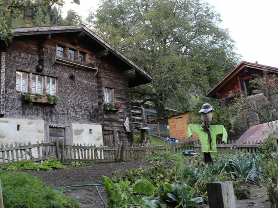 Zwei alte Walliser Holzhäuser im Dorf Bister