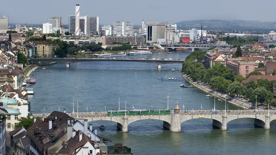 Blick von Süden dem Rhein entlang auf Basel