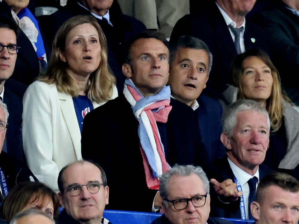 Emmanuel Macron verfolgte das Geschehen im Viertelfinal von den Rängen aus.