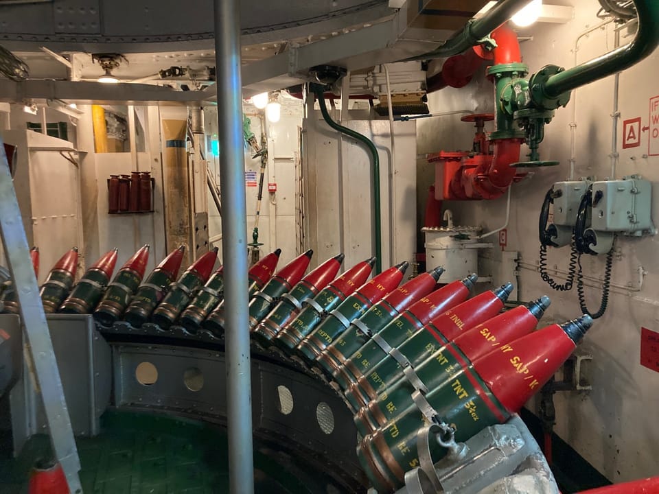 Roter-Raketengurt in Maschinenraum eines U-Bootes.