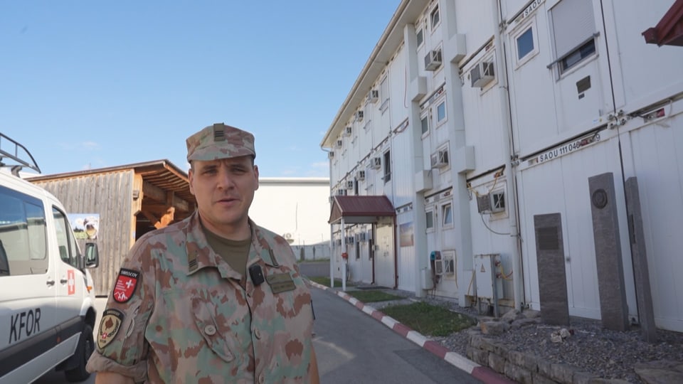 Peder Andri steht vor dem Staffbuilding im Hauptcamp der KFOR