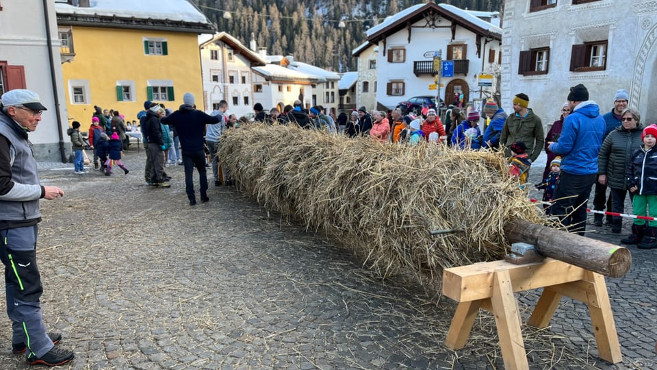 Leute schauen sich in Scuol Sot den Hom Strom an. Tradition und Brauchtum Engadin