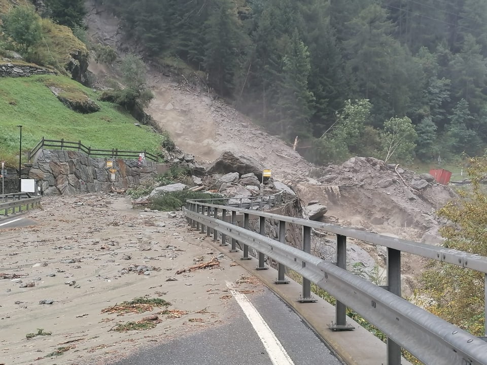 Ein Murgang verschüttet eine Brücke. 