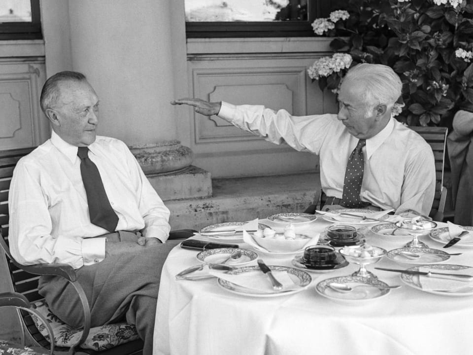 Deutschlands erster Kanzler und Bundespräsident der Nachkriegszeit bei einem Essen auf dem Bürgenstock.