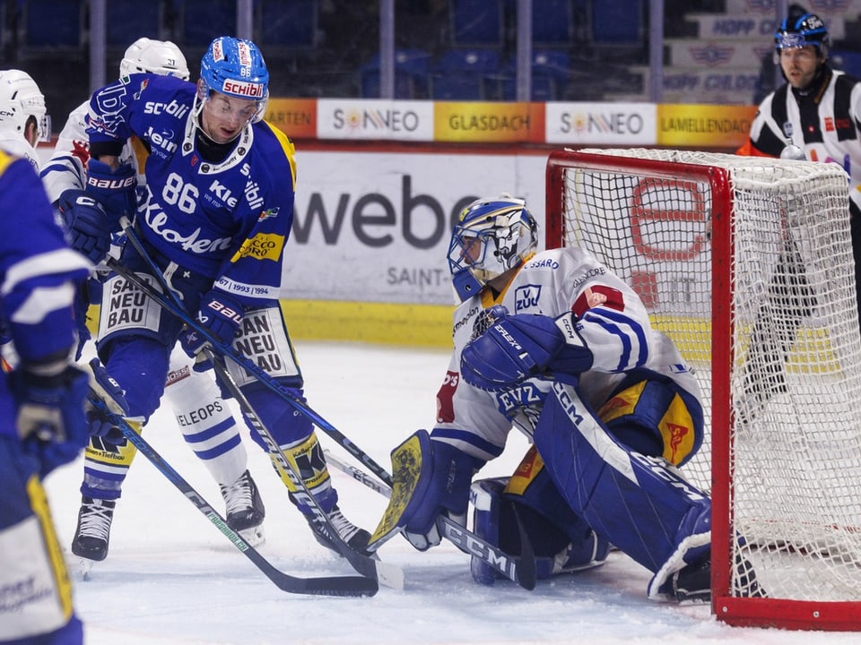 Eishockeyspieler im Spiel vor dem Tor.