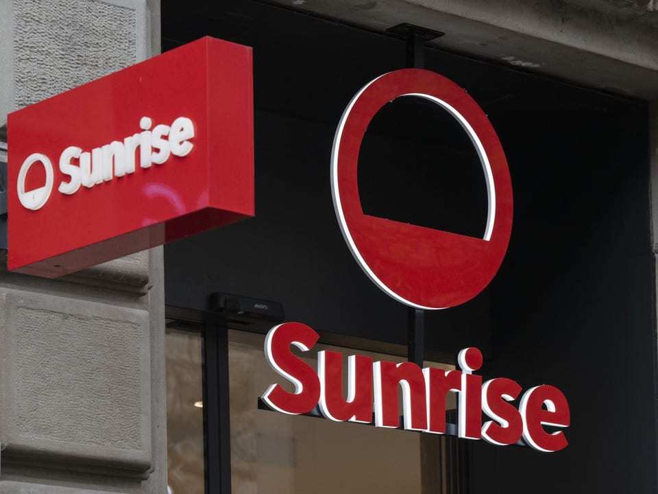 Sunrise-Firmenlogo-Schild an einem Gebäude.