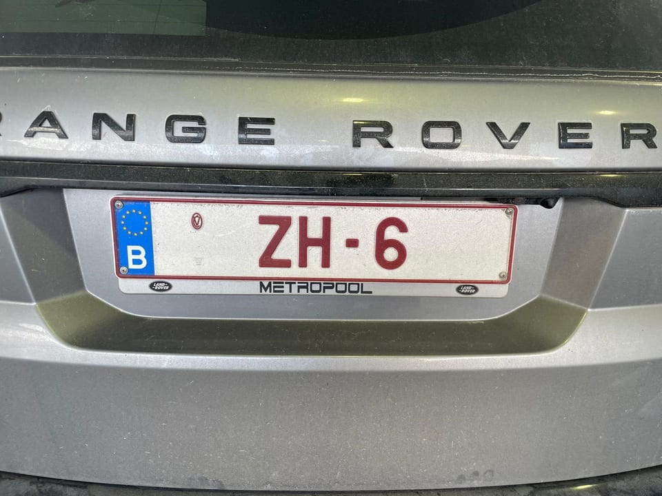 Rückseite eines Range Rover mit belgischem Kennzeichen ZH-6.