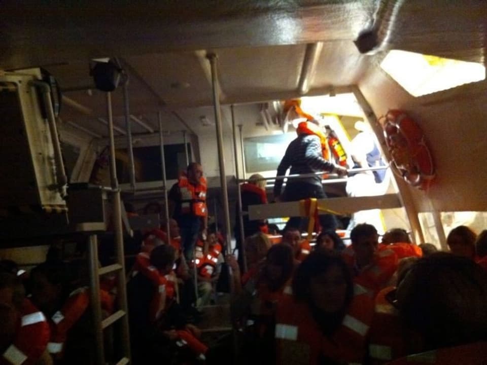 Menschen auf der Costa Concordia mit Schwimmwesten.