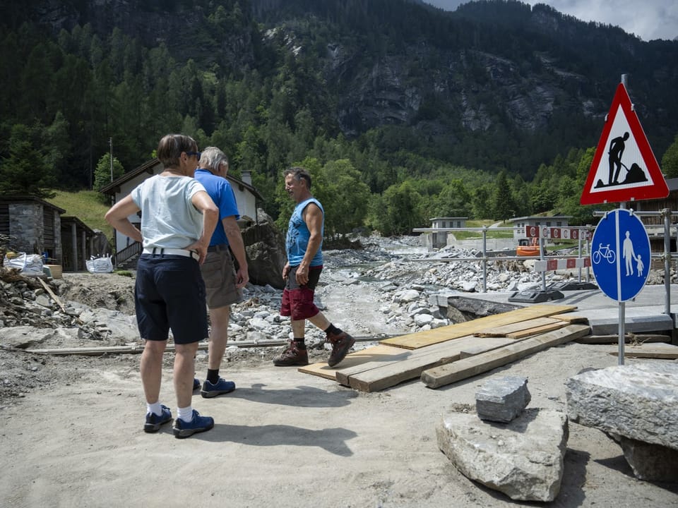 Drei Personen vor einer Baustelle im Lavizzara-Tal.