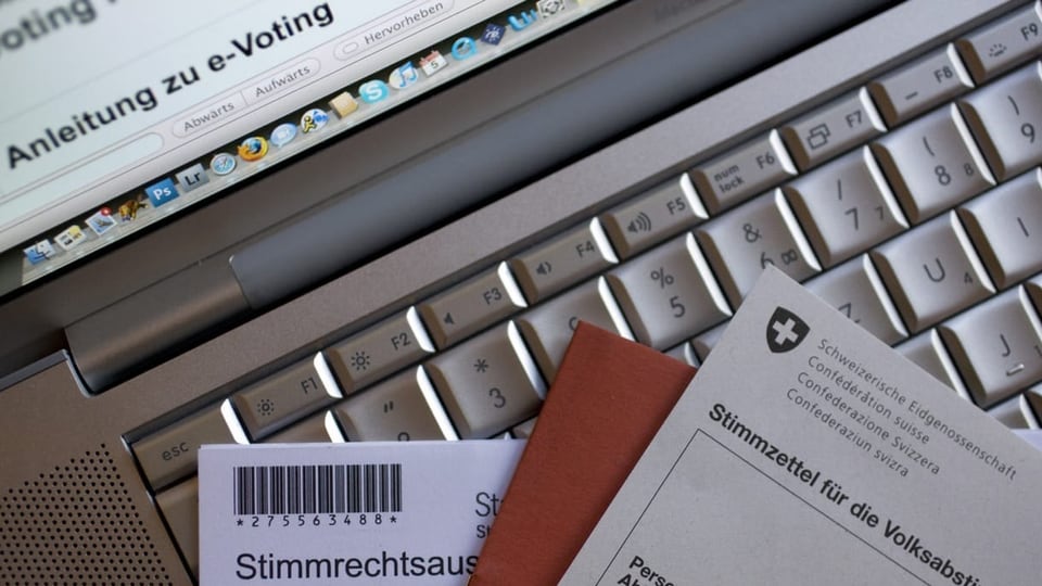 Unterlagen für die Stimmabgabe auf einer Laptop-Tastatur.