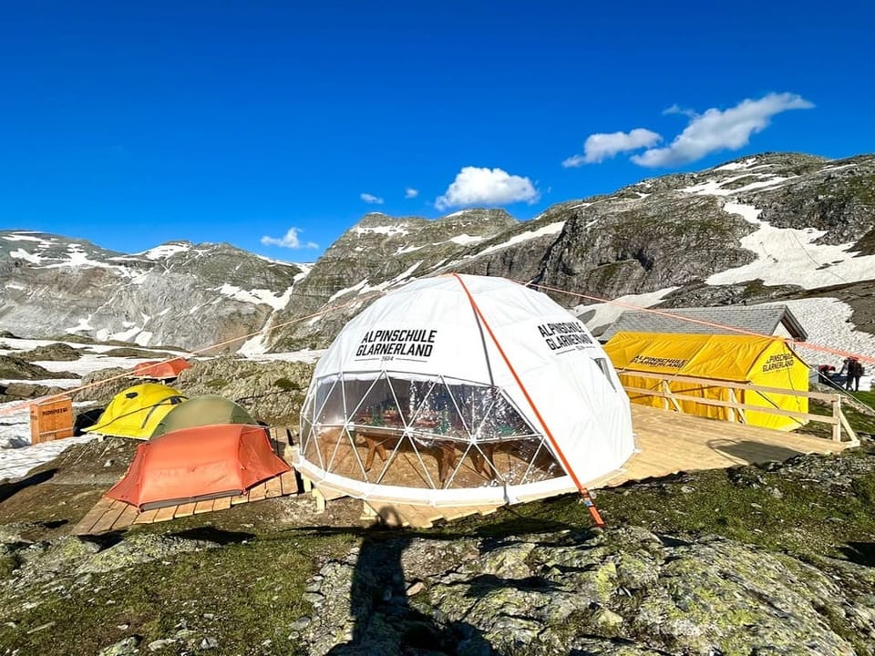 Bild auf ein Zeltlager in den Bergen. 