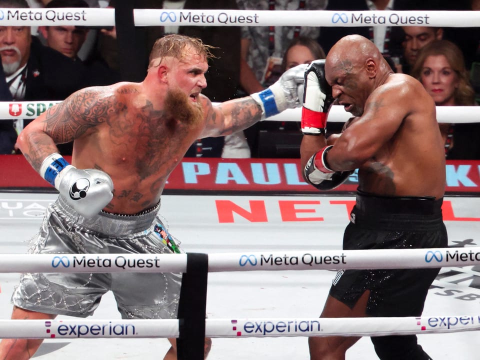 Zwei Boxer im Ring während eines Matches.