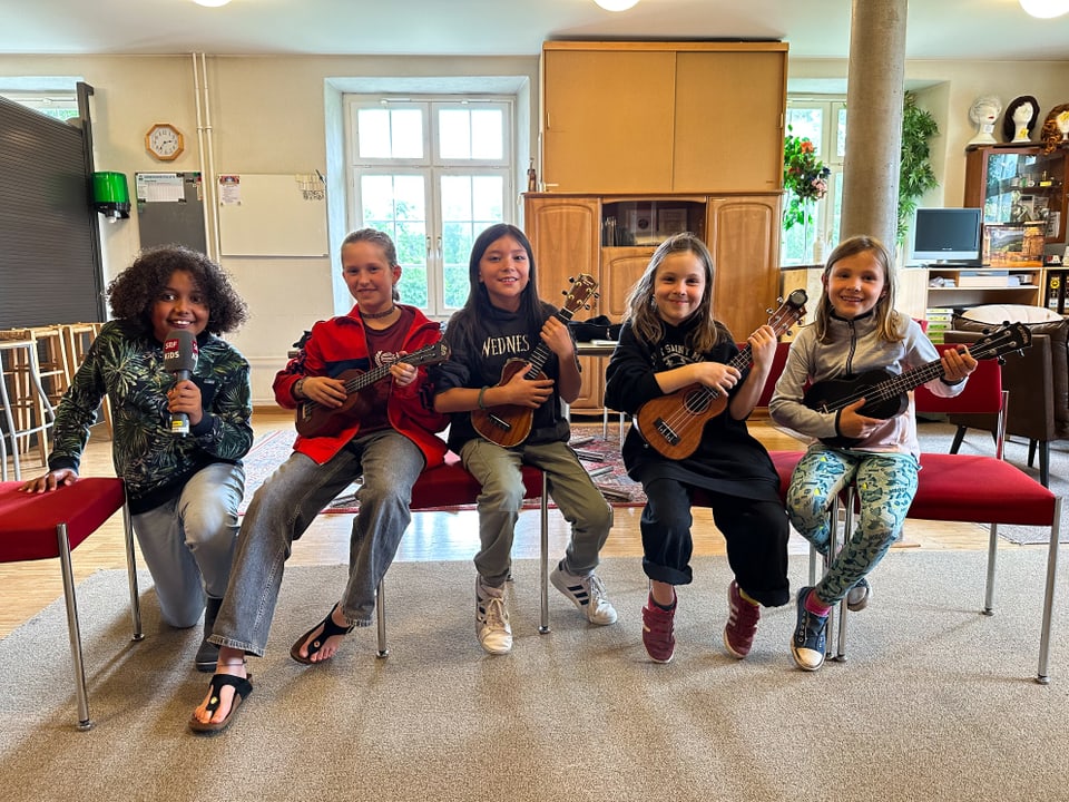 Eine Gruppe Kinder mit Ukulelen