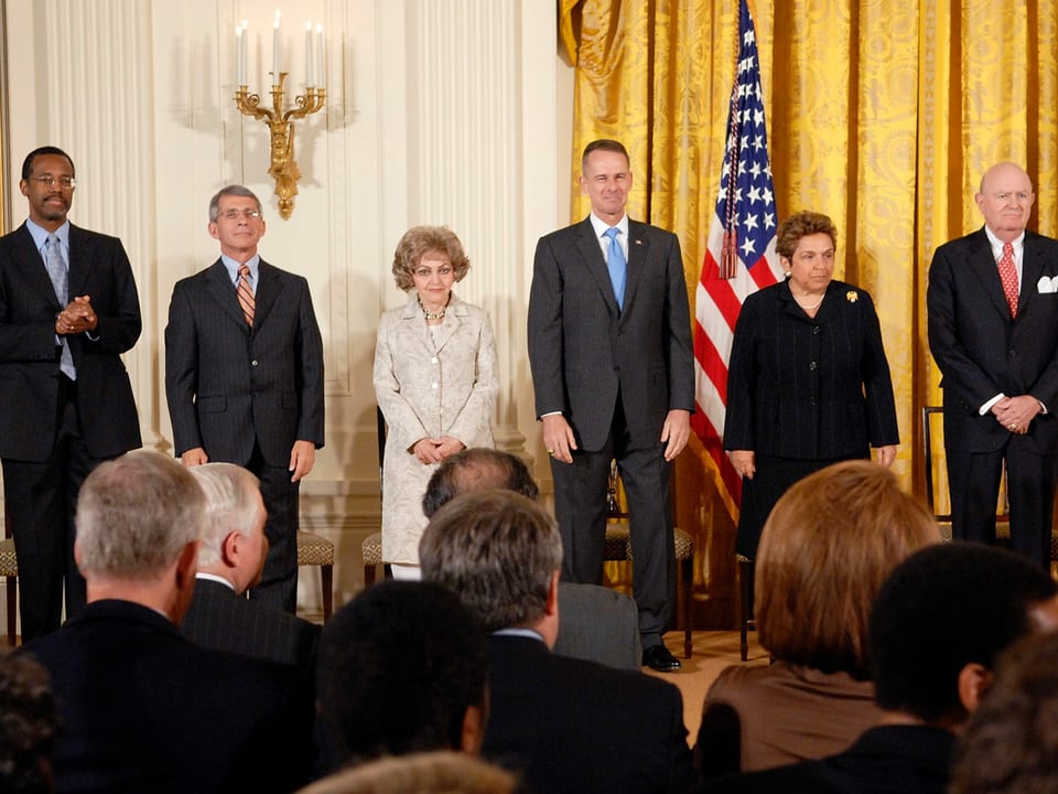 Anthony Fauci und andere bekommen im Weissen Haus die Medal of Freedom verliehen.