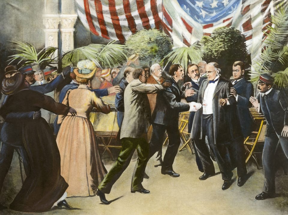 Historische Zeichnung zeigt Menschenmenge und Mann im Anzug vor einer amerikanischen Flagge.
