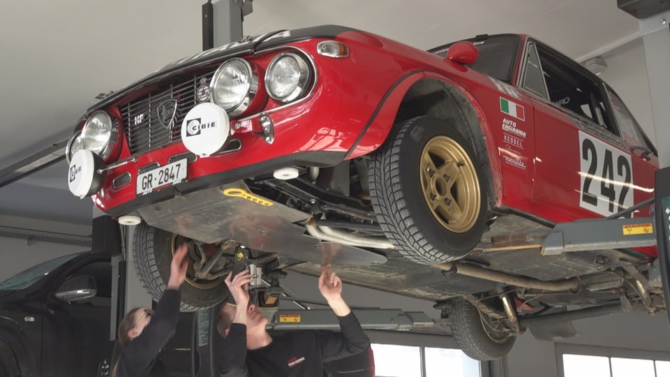 Das Paar pflegt das Auto selber in ihrer Garage. 