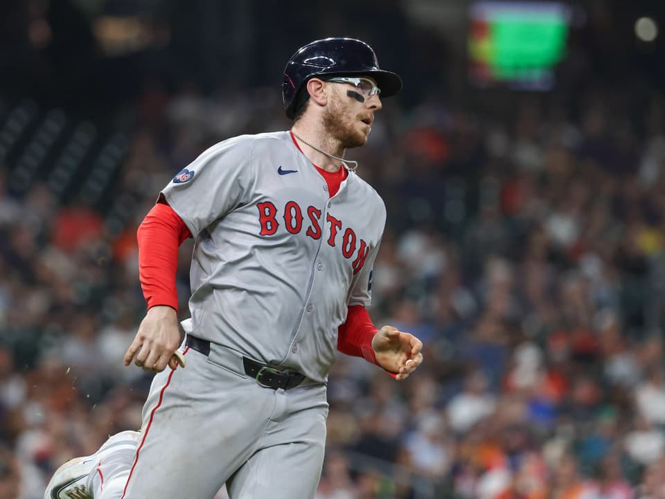 Baseballspieler der Boston Red Sox rennt auf das Spielfeld.