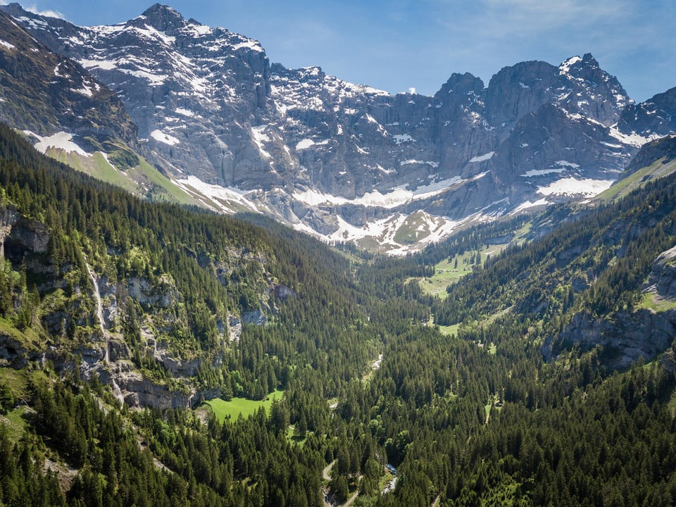 Das wilde, bewaldete Brunnital mit der imposanten Ruchen-Norwand im Hintergrund.
